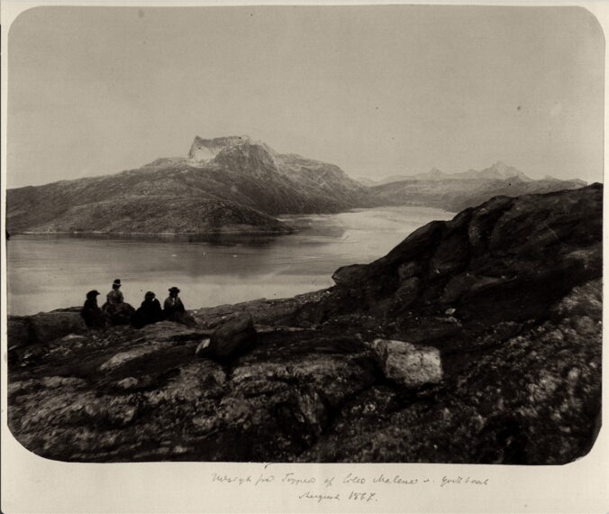 Hinrik Johannes Rink e Lars Møller. Tramonto sul fiordo, agosto 1867. Stampa su carta salata acquerellata, 160×207 mm, con didascalia in danese.