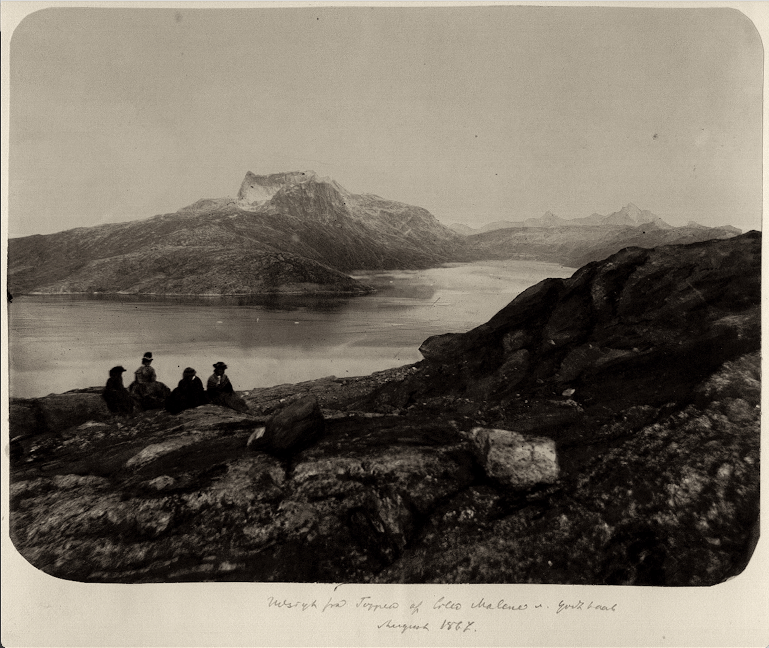 Hinrik Johannes Rink e Lars Møller. Tramonto sul fiordo, agosto 1867. Stampa su carta salata acquerellata, 160×207 mm, con didascalia in danese.