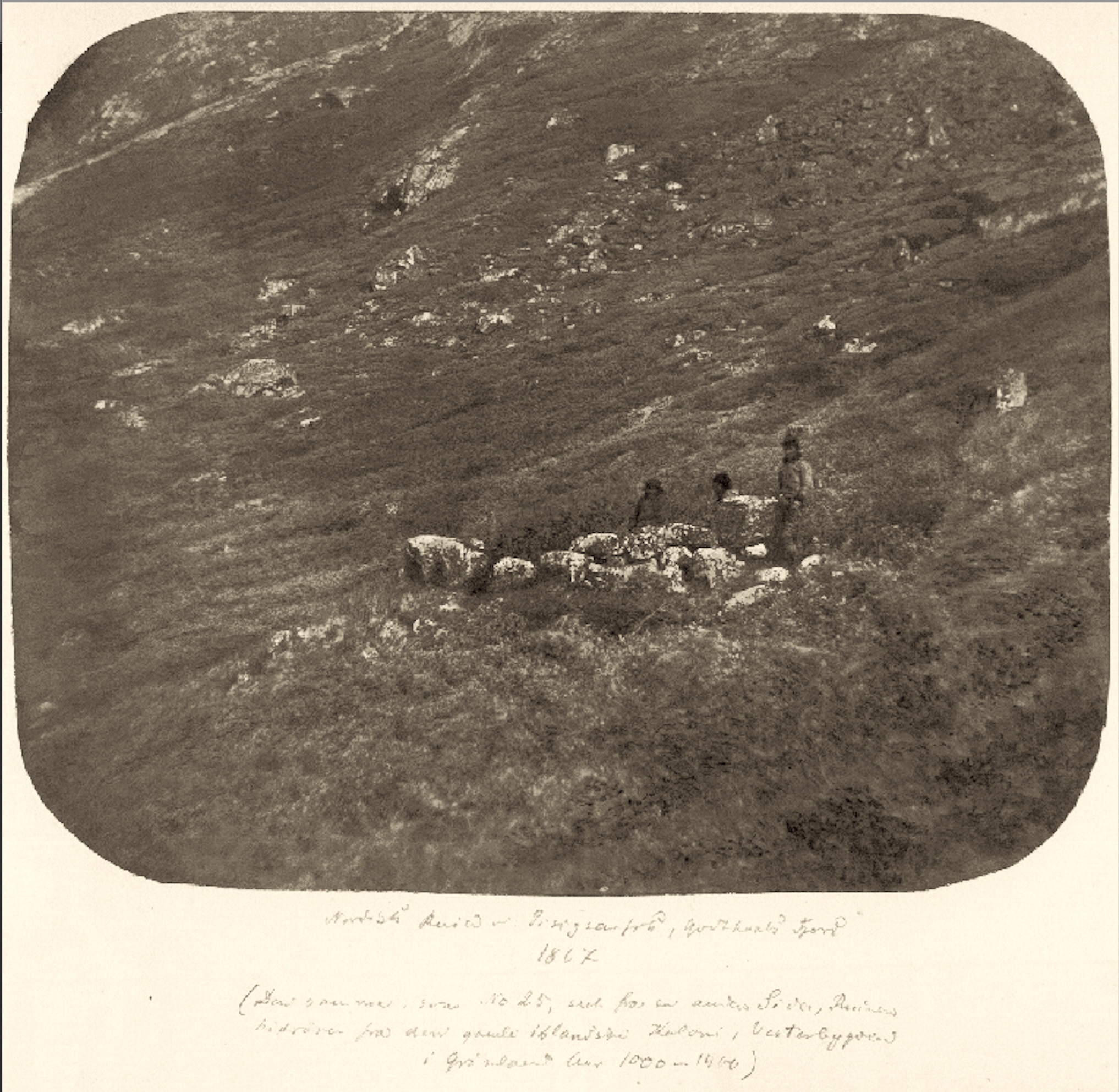 Hinrik Rink. Rovine vikinghe, vicino a Godthåb, agosto 1867. Stampa su carta salata acquerellata, 160×177 mm, con didascalia in danese.