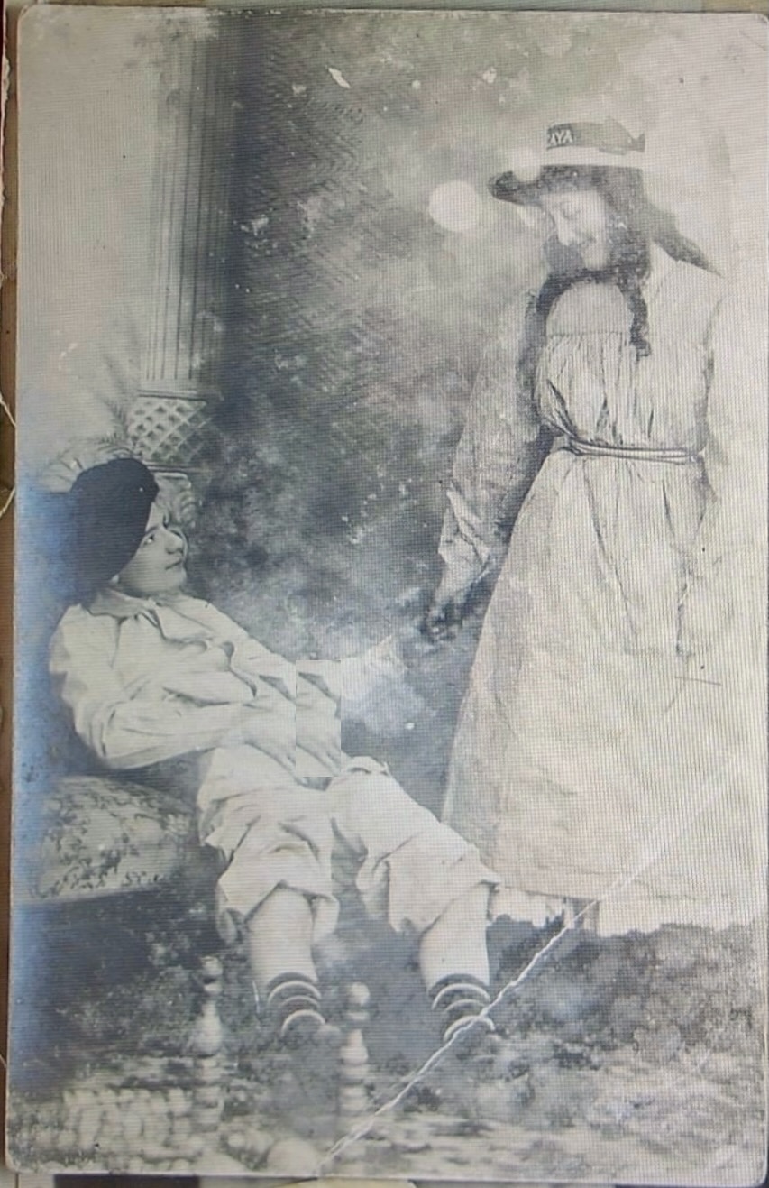 Stampa fotografica leggermente più tarda ai sali d'argento su carte postale, ca. 1910 (collezione ND)