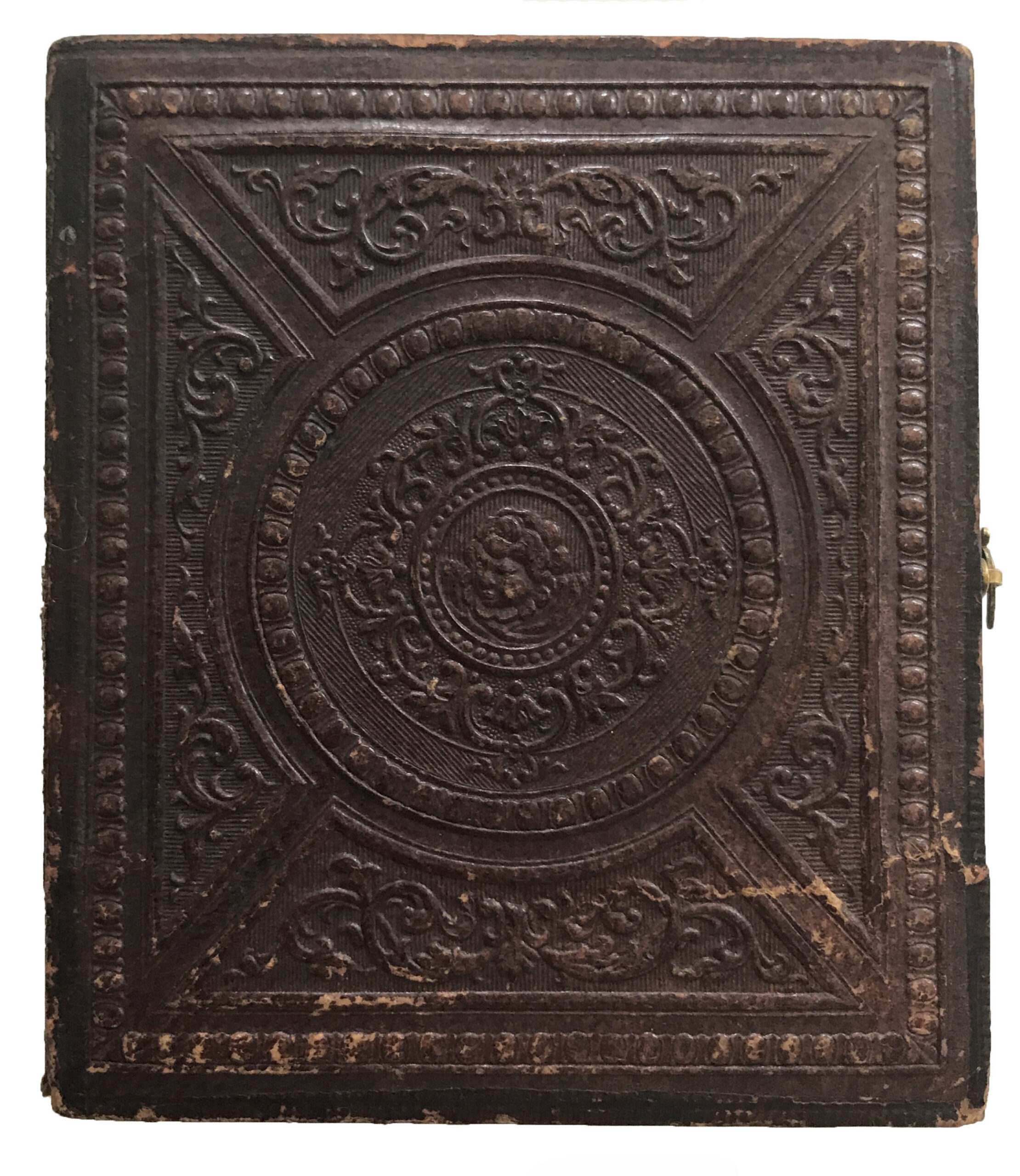 Actual size — case: 94x80x14 mm, plate: 77x64 mm. Leather casing, red velvet framing, brass mat, coverglass, preserver