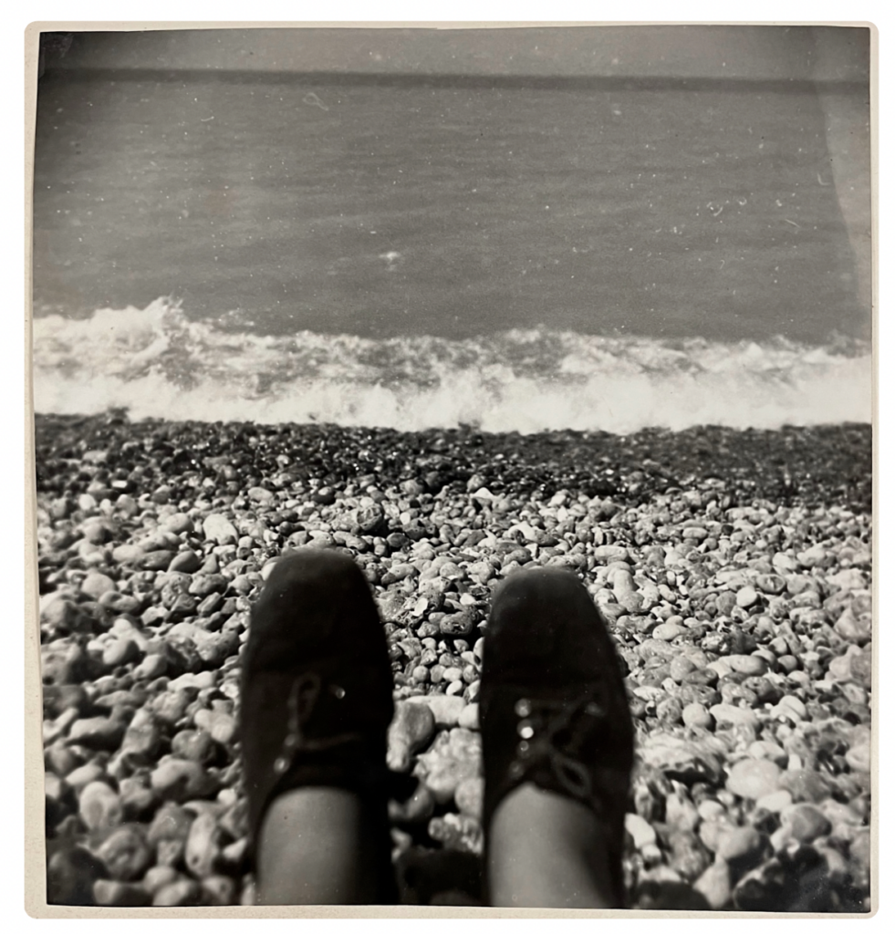 Mirjam Schwarz, autoritratto in Normandia, estate 1949, snapshot di una studentessa svizzera