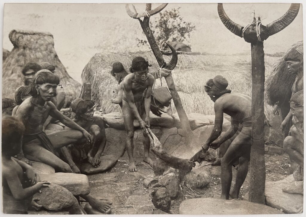 Cannibales Bontoc des Philippines (Photo Keystone) — recto