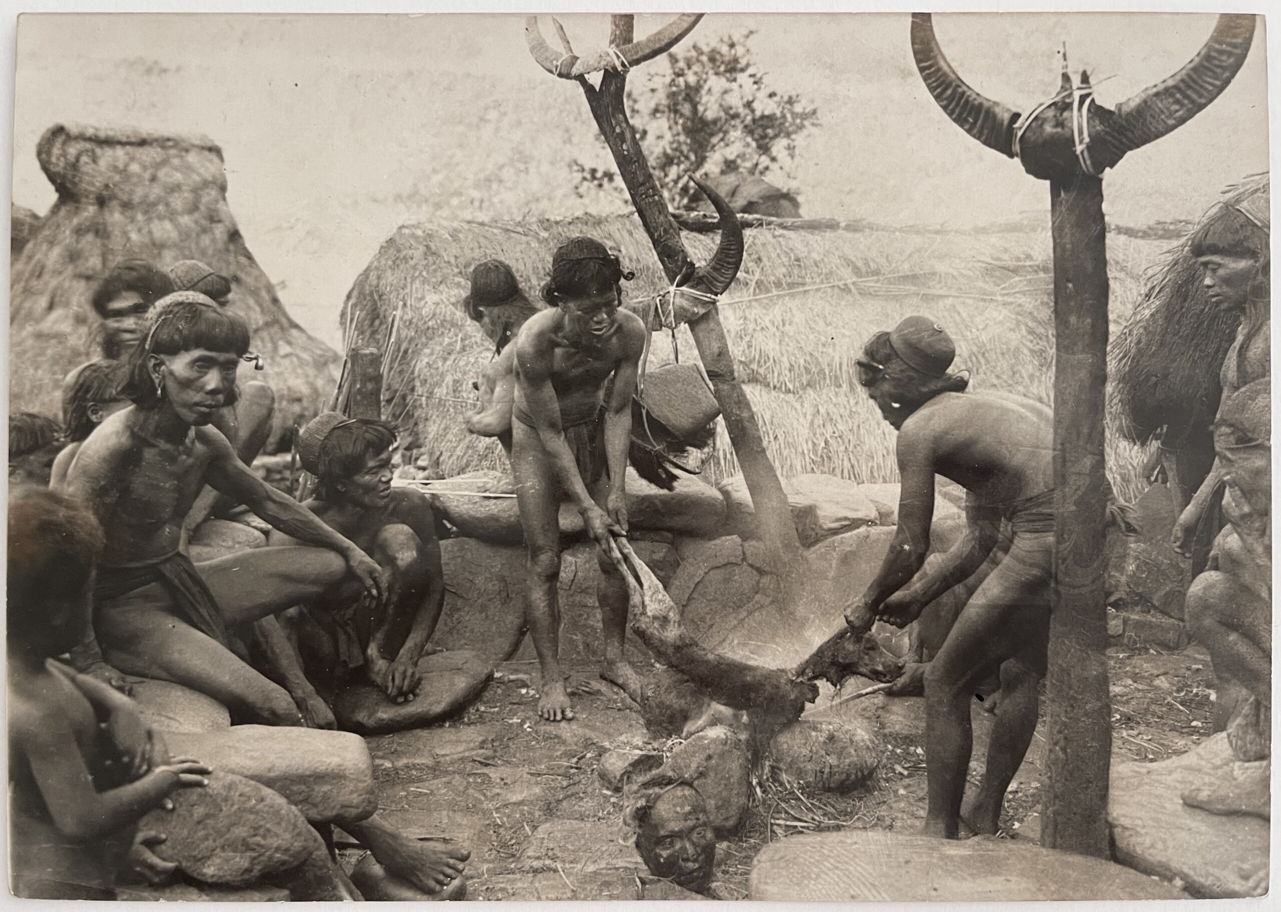 Cannibales Bontoc des Philippines (Photo Keystone) — recto