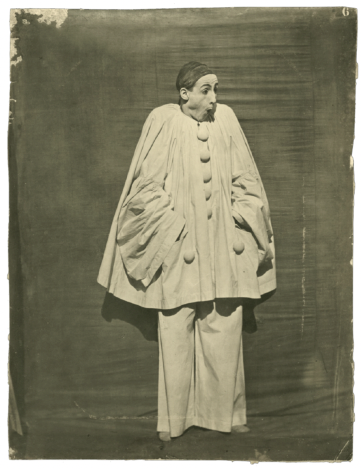 Adrien Tournachon, Pierrot sorpreso, Parigi, 1857, carta salata danneggiata ritrovata nel 2023